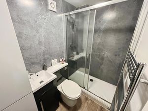 En-suite- click for photo gallery